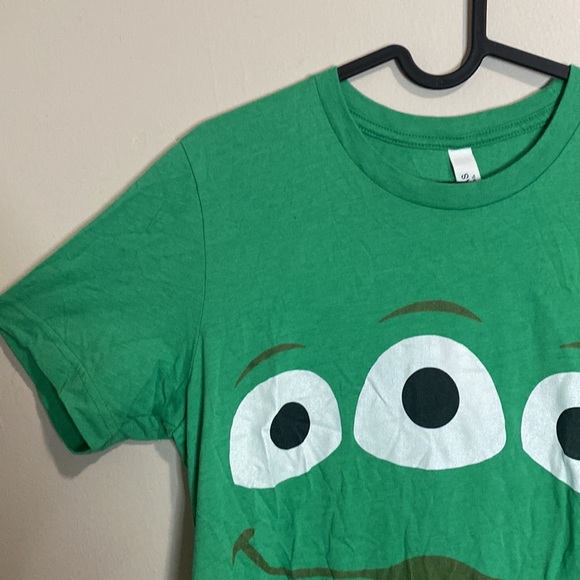 Tops - 🦋Toy Story Alien green t-shirt!